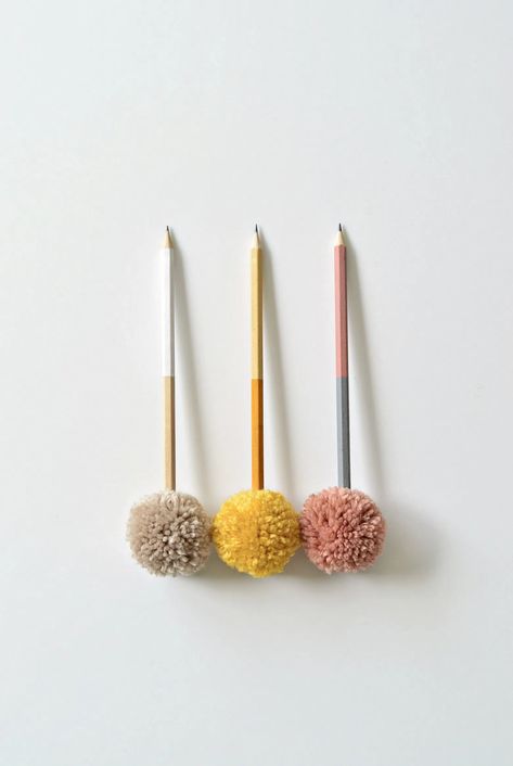 Bring some fun to your desk with these DIY pom pom pencils. I've also added in some color blocking to complete the look. These DIY pencils are fun for any age and perfect as school stationery too. These cute pencils can be painted in pastesl, bright colours or neutral tones - whatever you like. And there's a pom pom making tutorial included too. #diystationery #pencils #kidscraft Decorated Pens Diy, Diy Pencils, Decorated Pens, Pencil Decor, Pencil Decoration, Pen Toppers, Craft Workshop, Toppers Diy, Home Working