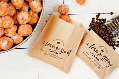 10 Adorable Donut Details for Your Wedding | Intimate Weddings - Small Wedding Blog - DIY Wedding Ideas for Small and Intimate Weddings - Real Small Weddings  #wedding #weddingideas  #intimatewedding #weddinginspiration #budgetwedding #weddingdetails  #donuts #donutwedding #edibleweddingfavors #weddingfavors #cheapweddingfavors Donut Wedding Favors, Coffee Wedding Favors, Coffee Favors, Wedding Donuts, Creative Wedding Favors, Inexpensive Wedding Favors, Wedding Favors And Gifts, Edible Favors, Cheap Favors