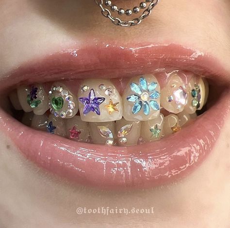 Iced Out Aesthetic, Cuban Link Chain Women, Cuban Link Anklet, Iced Out Grillz, Iced Out Chains, Iced Out Watches, Pretty Teeth, Dental Jewelry, Tooth Jewelry