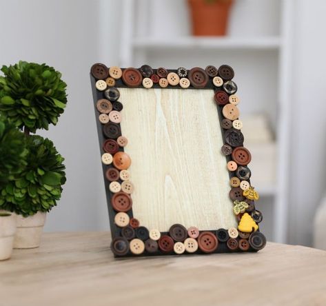 How to make a button photo frame Bagels Ideas, Button Pictures, Photo Frame Crafts, Small Photo Frames, Handmade Photo Frames, Diy Photo Frames, Gallery Frames, Diy Picture Frames, Novelty Buttons