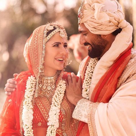 Gujju Wedding, Marriage Poses, كاترينا كيف, Groom Photoshoot, Vicky Kaushal, Bridal Lehenga Red, Bollywood Wedding, Wedding Sutra, Bride Photography