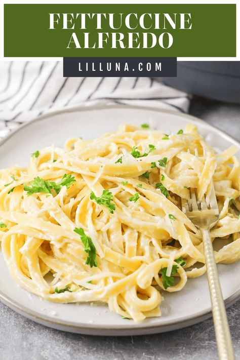 With a handful of ingredients, creamy Fettuccine Alfredo takes just minutes to make. It's an easy, cheesy family favorite! #fettuccinealfredo #alfredo #fettuccine #pasta #easydinners Fetuchini Alfredo, Easy Fettuccine Alfredo, Easy Fettuccine, Alfredo Fettuccine, Alfredo Recipes, Fettuccine Alfredo Recipe, Asian Steak Bites, Alfredo Sauce Recipe Easy, Easy Delicious Dinners