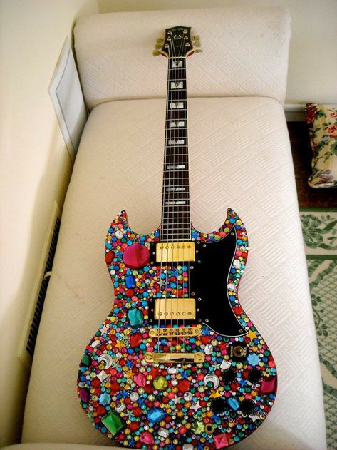 Bedazzled Items, Electric Guitar Art, Play That Funky Music, Guitar Ideas, Electric Guitar Design, Guitar Tattoo, Guitar Obsession, Guitar Painting, Cool Electric Guitars