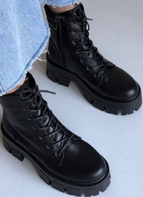 Casual Shoes Women Sneakers, Shoes Outfit Fashion, Winter Shoes For Women, Girly Shoes, Aesthetic Shoes, Swag Shoes, Black Boots Women, Pretty Shoes, Trendy Shoes