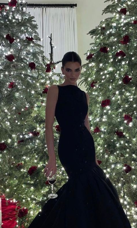 Kendall Jenner Outfits Street Styles, Kily Jenner, Christmas Eve Party, Christmas Pic, Mode Rihanna, Bella Hadid Outfits, Christmas Party Outfits, Eve Outfit, Jenner Outfits