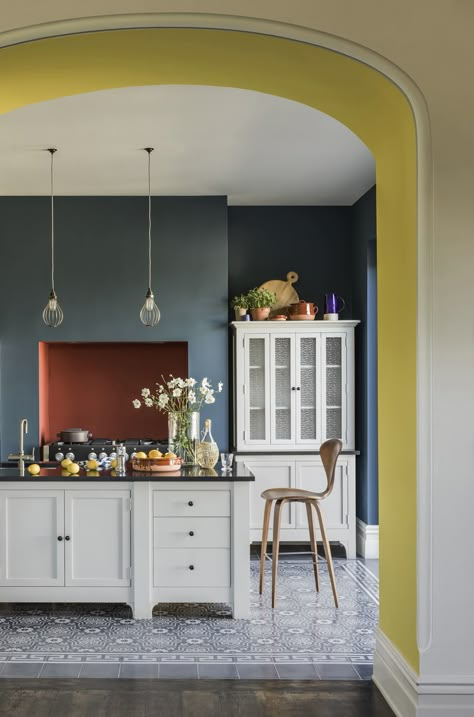 Colour block kitchen with yellow, teal and terracotta accents. A bright and easy update. More paint ideas at http://www.redonline.co.uk Yellow Kitchen Decor, Kitchen Colour Schemes, Yellow Kitchen, Design Del Prodotto, Kitchen Color, Kitchen Paint, Kitchen Diner, Decor Minimalist, Kitchen Colors