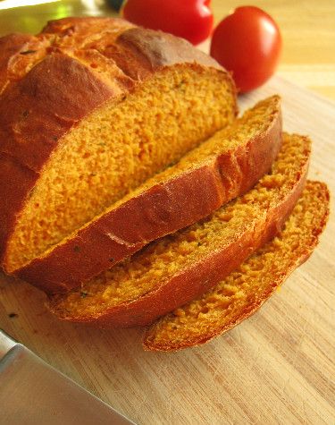 Tomato Basil Bread! This is in my oven right now! I subbed 1/4 vegan parm (walnuts, raw cashews, Nutritional yeast, and salt processed to powder) :D Italian Herb Bread, Tomato Basil Bread, Panera Copycat, Gluten Free Bread Machine, Recipes With Yeast, Basil Bread, Copycat Panera, Herb Bread, Panera Bread