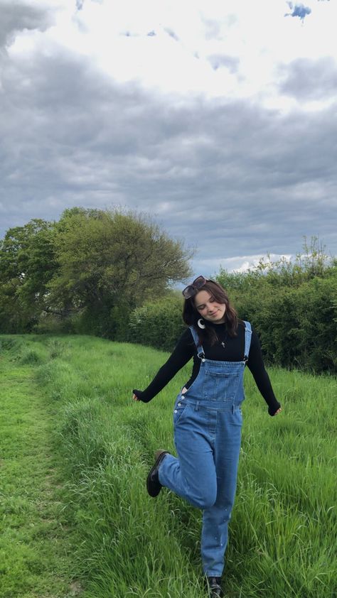 Sweaters And Overalls Outfits, Dark Wash Overalls Outfit, Mid Size Overalls Outfit, Long Sleeve Overall Outfit, Dark Overalls Outfit, Overalls Outfit Fall Aesthetic, Lotte World Outfit, Hoodie With Overalls, Jardinera Outfit