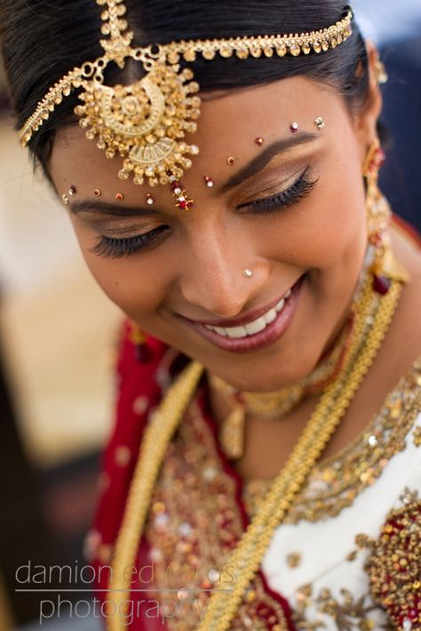 Bindi decoration / headpiece..., What a lovely smile ! Gujarati Bride, Wedding Lenghas, Indian Wedding Makeup, Indian Bride Makeup, Gujarati Wedding, Makeup Bride, India Wedding, Wedding Indian, Wedding Makeup Artist