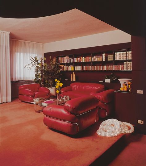 If Friday, then Frattini! We’re very much in the mood for 1970s Milano. Who would you take on a little trip back to 1970s Italy? Let us know in the comments. Photo: Alfredo Anghinelli Gianfranco Frattini Studio . . . #gianfrancofrattini #italy #design #vintage #fridaymood 50s Interior Design, 50s Interior, Mid Century Modern Apartment, 80s Interior Design, Vintage Interior Decor, Kitschy Decor, 80s Interior, Rich Living, Italian Interior Design