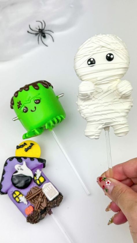 Follow beautyanddasweetz for more spooky content inspo. Wrapping up this weeks Halloween content with this cute little mummy marshmallow. Now it’s time to relax and unwind. 🖤 Using Stover & Company sweet shoppe ultra white premium melting wafers #marshmallow #marshmallows #dippedmarshmallows #chocolatecoveredmarshmallows #marshmallowpops #frankenstein #spookyseason #halloween #halloweenparty #desserts #desserttable #halloweenideas #mummy | beautyanddasweetz | beautyanddasweetz · Original audio Chocolate Molds Ideas Halloween, Mummy Marshmallow Pops, Spooky Marshmallow Treats, Halloween Dipped Marshmallows, Chocolate Covered Marshmallows Halloween, Halloween Marshmallow Pops, Marshmallow Halloween Treats, Marshmallow Pops Halloween, Dipped Marshmallow Pops