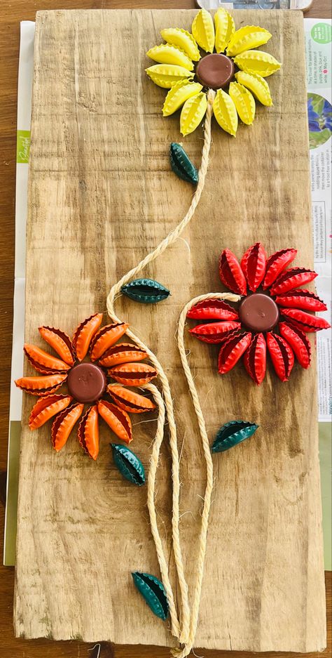 Diy Bottle Cap Crafts, Beer Cap Art, Diy Summer Crafts, Bottle Cap Art, Beer Caps, Bottle Cap Crafts, Bottle Top, Diy Bottle, Flower Tops