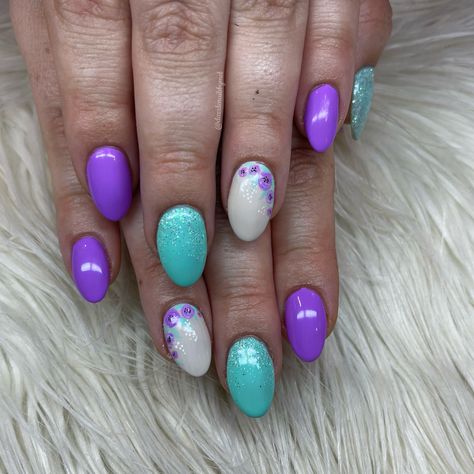 Super pretty purple paired with turquoise gel with hand painted floral accent nail and glitter fade Turquoise And Purple Nails Design, Pink Purple Teal Nails, Teal Purple Nails, Purple And Teal Nails Designs, Purple And Turquoise Nails, Purple And Teal Nails, Purple Wedding Nails, Teal Nail Designs, Pink Wedding Nails