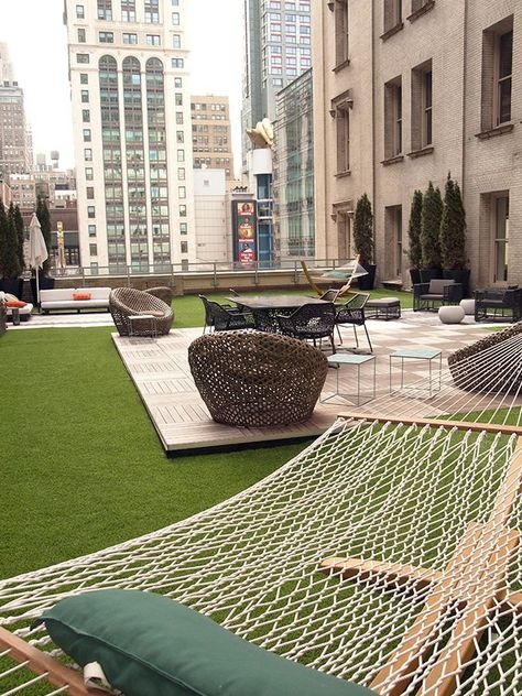 Office Terrace, Pergola Shade Diy, Covered Backyard, Retractable Pergola, Rooftop Terrace Design, Rooftop Design, Pergola Design, Roof Architecture, Astro Turf