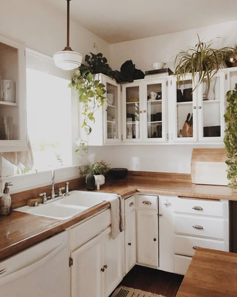 A Relaxed, Bohemian Orange County Home Full of Plants! | my scandinavian home | Bloglovin’ Decorating Above Kitchen Cabinets, Above Kitchen Cabinets, Kabinet Dapur, Trendy Kitchen, Counter Tops, Kitchen Remodel Idea, Scandinavian Home, Design Kitchen, White Cabinets