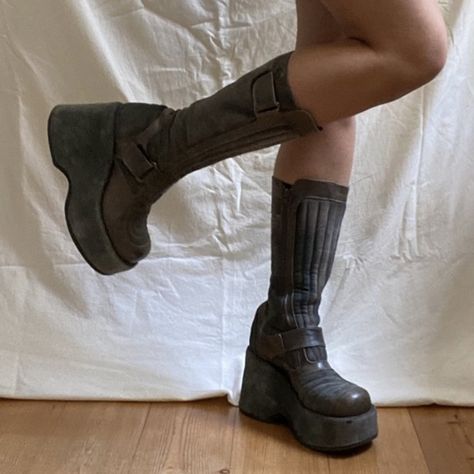 Platform Boots Vintage, Grunge Leather Platform Boots, Pandora Aesthetic, Unif Boots Parker, Vintage Brown Platform Boots, Unif Brat Boot, Aesthetic Marauders, Dr Shoes, Funky Shoes