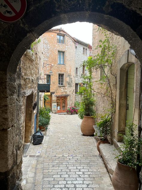 Aesthetic Pathway, Aesthetic Floor, Aesthetic Views, Disney Kingdom, Floor Plants, Italy Summer, Walkway, Art Stuff, Universe