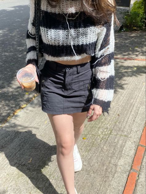 Grey cargo skirt whit grunge black & white striped sweater chunkyv shoes Aesthetic Cargo Skirt Outfit, Cute Gray Outfits, Gray Cargo Skirt Outfit, Cargo Skirt Winter Outfit, Grey Skirt Outfit Aesthetic, Grey Cargo Skirt Outfit, Acubi Outfits Aesthetic, Argyle Cardigan Outfit, Black Cargo Skirt Outfit