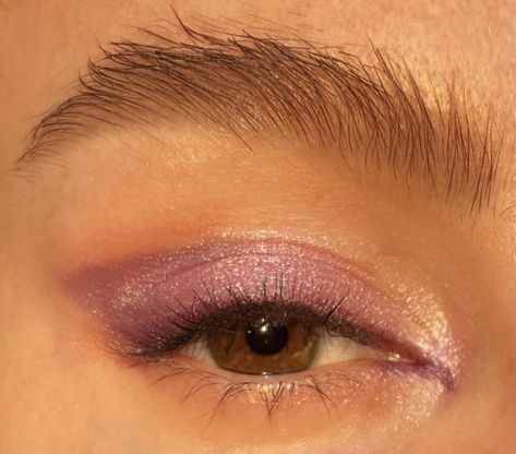 Lavender Eyeshadow Look, Light Purple Make Up Looks, Lilac Eye Makeup Natural, Simple Lavender Makeup, Lilac Eyeshadow Brown Eyes, Lavender Eye Makeup Natural, Subtle Purple Eyeshadow, Prom Makeup For Brown Eyes Purple Dress, Simple Purple Makeup Looks