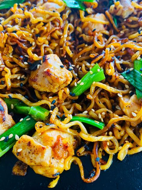 Blackstone Garlic Sriracha Chicken Ramen is a stir fry noodle recipe for the griddle or flat top grill, so easy and best way to enjoy ramen! Nashville Hot Chicken Bites, Garlic Sriracha Chicken, Honey Sriracha Brussel Sprouts, Stir Fry Ramen Noodles, Italian Spaghetti Sauce, Fried Ramen, Fried Noodles Recipe, Ramen Stir Fry, Grilled Taco