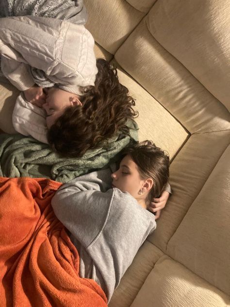 friends on sleepover#bestfriends#friends#sleepover#sleepingonsofa#sofa#friendssleepingtogether Friend Cuddles, Friends Cuddle, Sleepover Aesthetic, Friends Sleepover, Bestie Pics, Cozy Couch, Best Friends, Sofa, Collage