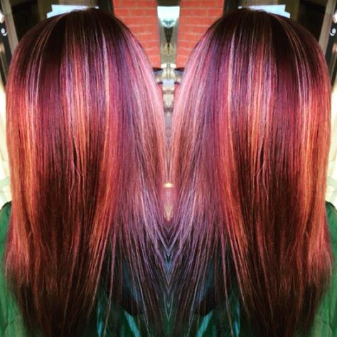 Red violet base with caramel highlights Red Violet Hair Color With Highlights, Red Hair Peekaboo, Red Hair With Caramel Highlights, Highlights Burgundy, Hair Colors Red, Purple Highlights Brown Hair, Red Violet Hair Color, Red Brown Hair Color, Funky Hair Colors