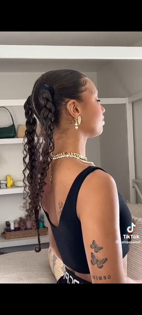 Aesthetic Baddie Hairstyles, Curly Hair Fishtail Braid, Latina Protective Hairstyles, Coachella Curly Hairstyles, Protective Hairstyles For Mixed Hair, Curly Hairstyles Concerts, Concert Hair Styles Ideas, Festival Curly Hair, Braided Ponytail Curly Hair