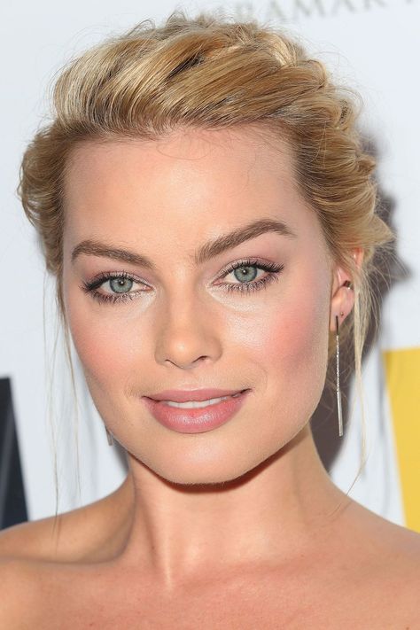 We'd love to know the secret to Margot's perfect complexion! This textured updo is also giving us all the hair goals. Margot Robbie Eyebrows, Margot Robbie Wedding, Margot Robbie Makeup, Margot Robbie Hair, Margot Robbie Photos, Margot Robbie Style, Margot Robbie Harley, Hair Envy, Margot Robbie