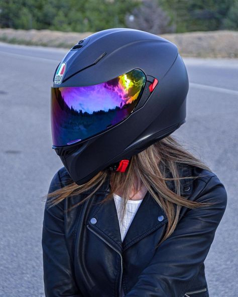 Carros Porsche, Motorcycle Humor, Motorcycle Wear, Biker Helmets, Harley Davidson Artwork, Image Moto, Bike Aesthetic, Bike Helmets, Biker Aesthetic