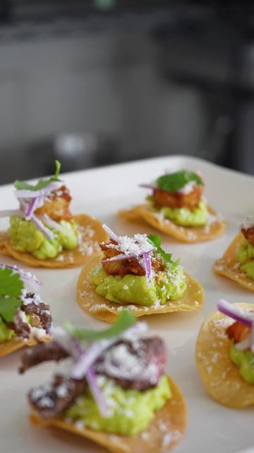 Mini Tostadas Appetizers, Mexican Canapes, Mini Tostadas, Mexican Catering, Bread Ideas, Pulled Pork Sliders, Cocktail Martini, Summer Eats, Pork Sliders