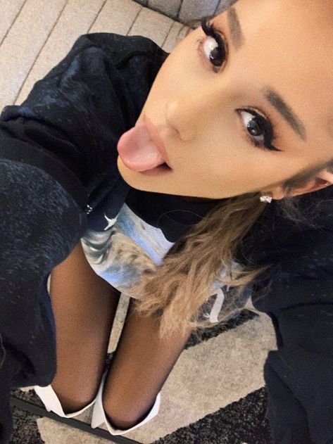 Ariana Grande Selfie, Ariana Instagram, Ariana Grande Outfits, Ariana Grande Cute, Ariana Grande Style, Ariana Grande Wallpaper, Ariana Grande Photoshoot, Ariana Grande Photos, Ariana Grande Pictures