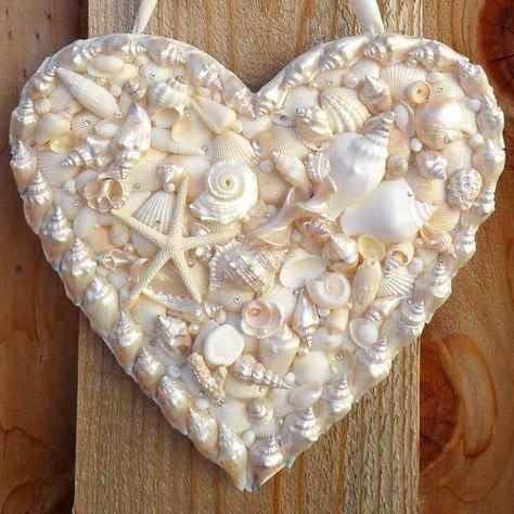 Celebrate summer with a Seashell Heart Door Hanger! This step-by-step tutorial will show you how to cover a wood heart with shells, pearls, and rhinestones. Seashells Crafts, Seashell Heart, Heart Door Hanger, Shells Art, Saint Valentin Diy, Shell Ideas, Eco Friendly Diy, Seashell Projects, Art Coquillage