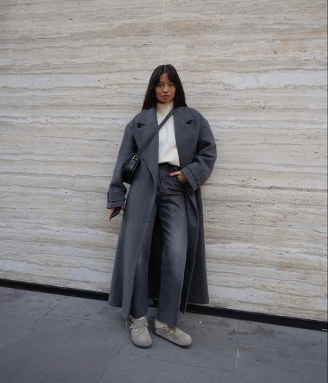 How To Style A Grey Coat, Grey Jeans Outfits For Women, Styling Gray Jeans, Grey Jean Outfit Women, Outfit Ideas Grey Jeans, Wide Leg Grey Jeans Outfit, Look Jean Gris, Grey Wash Jeans Outfit, Washed Denim Jeans Outfit