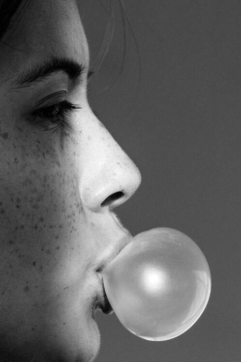 Buble Gum, Bubbles Photography, Blowing Bubble Gum, Bubble Drawing, Simple Person, Bubble Painting, Black And White Photograph, Photographs Ideas, Blowing Bubbles