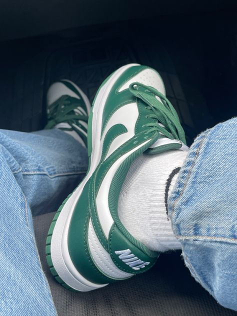 Michigan State Dunks, Aesthetic Outfits Plus Size, Nike Looks, Everyday Casual Outfits, Pretty Shoes Sneakers, Clothes Men, Instagram Wallpaper, Shoe Inspo, Swag Shoes