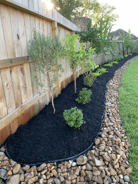 Easy To Maintain Backyard Landscaping, Dog House Area Outside, Backyard Landscaping Affordable, Cheap Landscaping Ideas Backyard Budget, Landscape Design Around House, Mulch Fence Border, Small Backyard Landscaping Flowers, Backyard Landscaping Mulch, Around Fence Landscaping