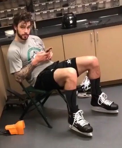 Tyler Seguin Dallas Stars Hockey, Boys Hockey, Hockey Boards, Hockey Quotes, Hockey Pictures, Hockey Memes, Hot Hockey Players, Stars Hockey, College Guys