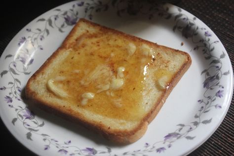 Honey Toast Recipe Toast With Honey Breakfast, Toast And Honey, Honey Bun Aesthetic, Honey Toast Aesthetic, Honey On Toast, Honey Toast Recipe, Easy Breakfast Ideas For Kids, Honey Eggs, Toast With Honey