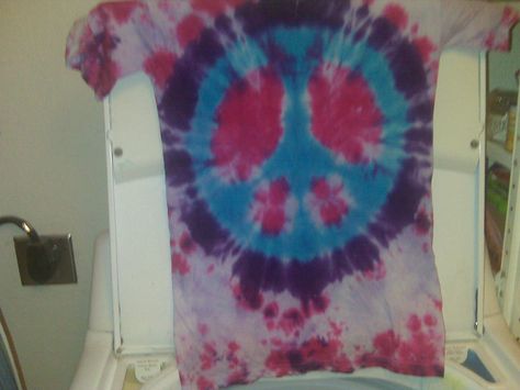 Peace Sign Tie Dye, Tie Dye Peace Sign, Tie Dye Shirts Patterns, Tie Dye Decorations, Tie Dye Party, Dye Patterns, Tie Dye Crafts, Diy Tie, How To Tie Dye