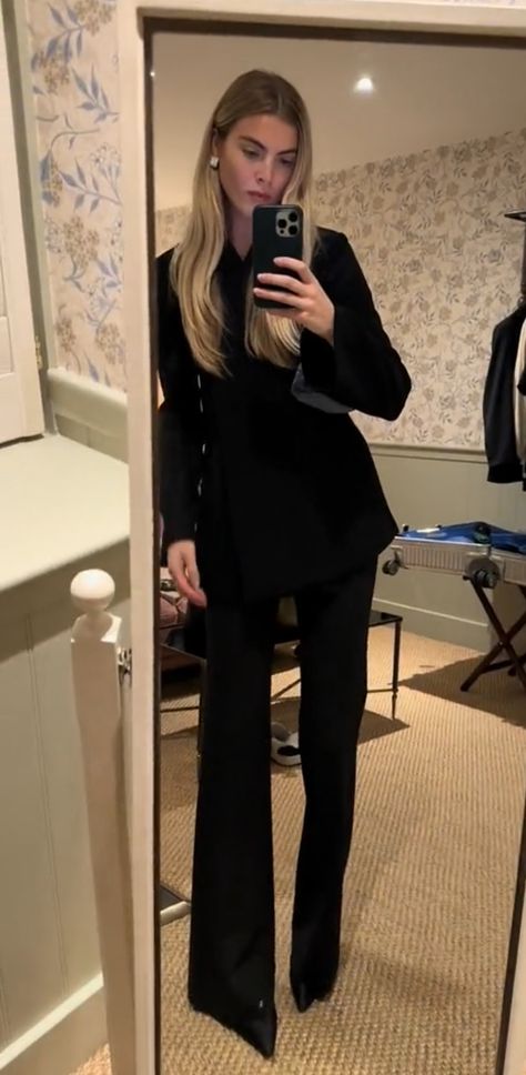 Conservative Classy Outfit, Dubai Office Outfits, London Vibes Outfit, Wealthy Outfits Women, Comfy Corporate Outfits, Women’s Professional Outfits Fall, Professional Woman Aesthetic, Winter Corporate Fashion, Ceo Outfits Women