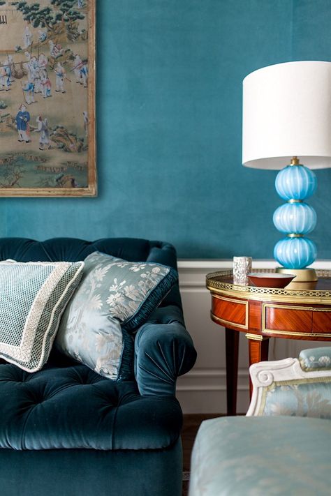 Nelson hancock interiors_Analagous color scheme colorful home decor vignettes Blue Dining Room Decor, Interior Design Country, Decor Vignettes, Turquoise Living Room Decor, Monochromatic Room, Dining Room Blue, Blue Home Decor, Built In Bookcase, Blue Living Room