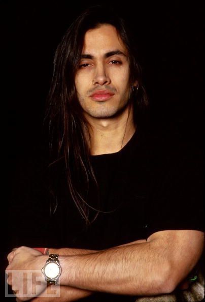 Click this image to show the full-size version. Man With Long Hair, Hair Metal Bands, Nuno Bettencourt, 80s Hair Bands, Image Film, Long Hair Styles Men, Guitarist, Heavy Metal, Rock Bands