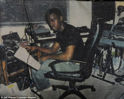 #StartedFromTheBottom Kanye West at his home recording studio! The 36-year-old rapper, whose net worth is $100 million, had a modest middle-class upbringing in suburban Illinois #throwback Arte Do Hip Hop, Home Recording Studio, Old School Music, Rap Albums, Hip Hop Art, American Rappers, Hip Hop Culture, Music Studio, Lorde