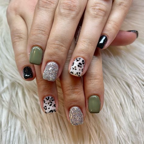 Olive Green Leopard Nails, Cheetah Accent Nails, Fall Leopard Print Nails, Green Cheetah Nails, Army Green Nails, Safari Nails, Green Gel Polish, Glitter Gel Nail Designs, Nails 23