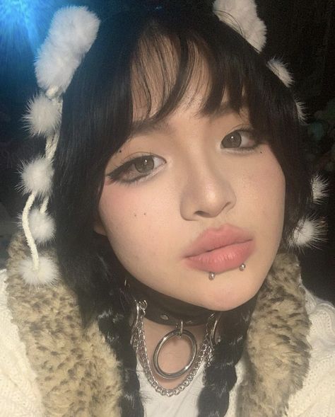 Snake Bites Piercing Aesthetic, Snake Bites Lip Piercing Black, Snake Bites Piercing Asian, Snake Bites And Septum, Snake Bites With Septum, Cool Tongue Piercing Jewelry, Face Piercings Aesthetic Grunge, Dream Piercings, Snake Bite Piercing