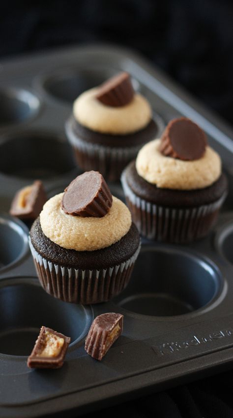 Oooo! I know just who would like these... can't wait to make these 4.... ! Mini #chocolate and #peanut butter #cupcakes [recipe in English]. Mm Cupcakes, Cupcakes Stuffed, Chocolate Peanut Butter Cupcakes, Peanut Butter Cupcakes, Butter Cupcakes, Butter Frosting, Peanut Butter Recipes, English Food, Yummy Cupcakes