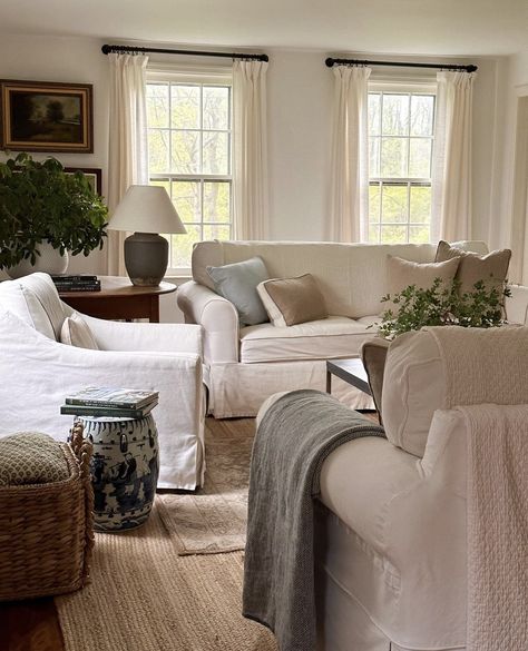 Cottage Couches Living Room, Light Furniture Living Room, Traditional Cottage Living Room, Clean Lines Interior Design, Sage Green Couch Living Room Ideas, Nancy Myers Style Living Room, Nancy Myers Style, Nancy Meyers Living Room, Nancy Meyers Aesthetic