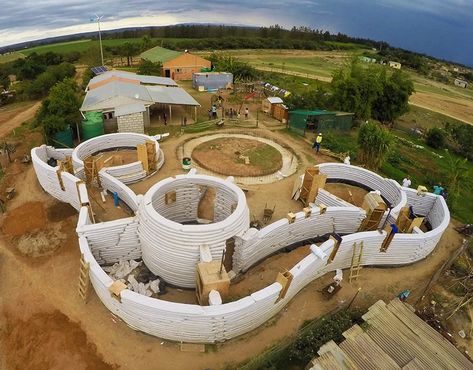 Cob House Plans, Super Adobe, Informal Settlement, Eco Construction, Earth Bag Homes, Earth Bag, Adobe Home, Eco Buildings, Earthship Home