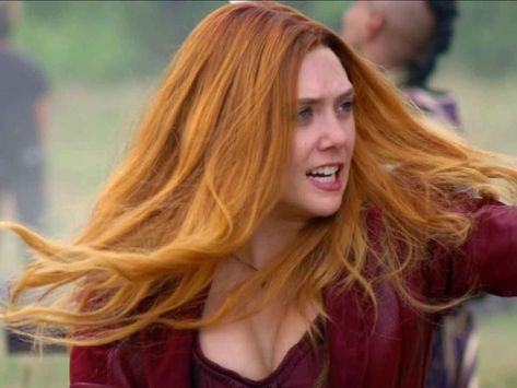 Elizabeth Olsen as Wanda Maximoff in WandaVision Wanda Hairstyle, Wanda Hair Color, Wanda Maximoff Hair Color, Scarlet Witch Hair, Wanda Maximoff Hair, Elizabeth Olsen Short Hair, Wanda Hair, S Waves, Marvel Bts