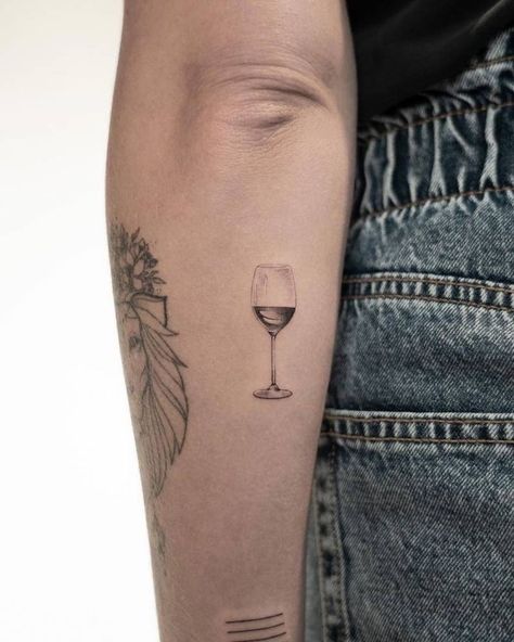 Wine Glass Tattoo, Wine Tattoo, Glass Tattoo, Small Back Tattoos, Small Chest Tattoos, Bottle Tattoo, Single Needle Tattoo, Bff Tattoos, Tattoo Feminina